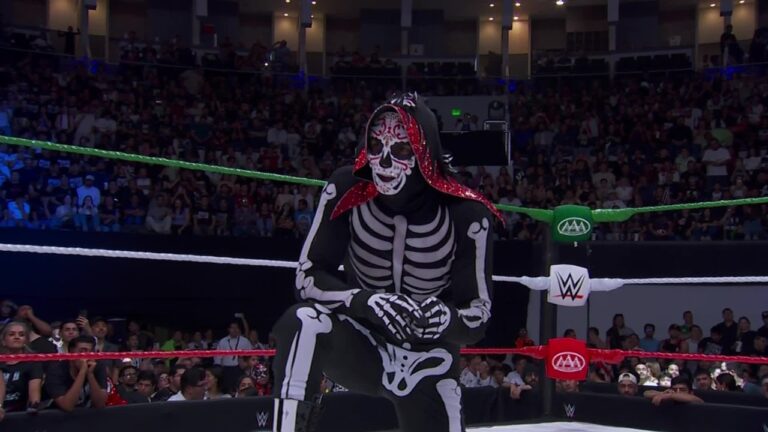 Mysterious assailant attacks Psycho Clown | La Parka def. Psycho Clown in tournament: AAA highlights